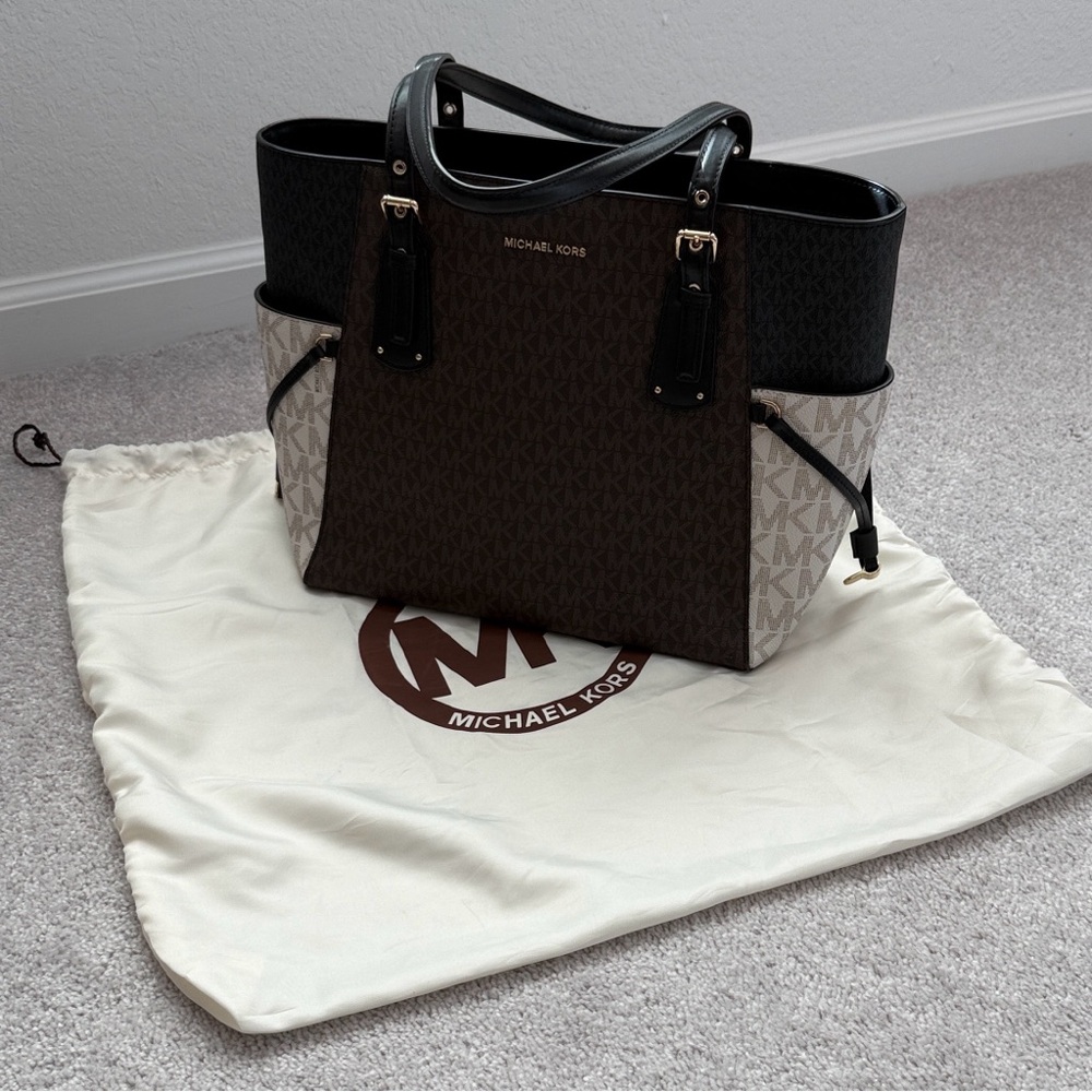 Michael Kors Voyager Large Signature Logo Tote Bag- Black and Brown - Picture 14 of 15